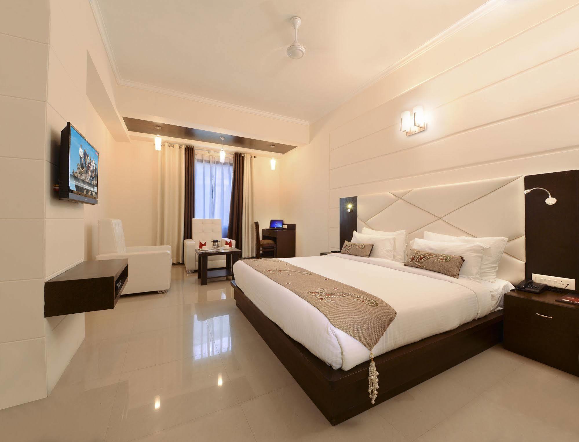 Hotel Crimson Palace Agra  Eksteriør bilde